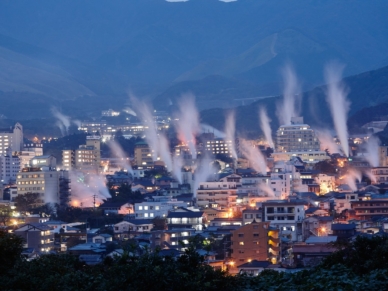 夜の別府の湯けむり