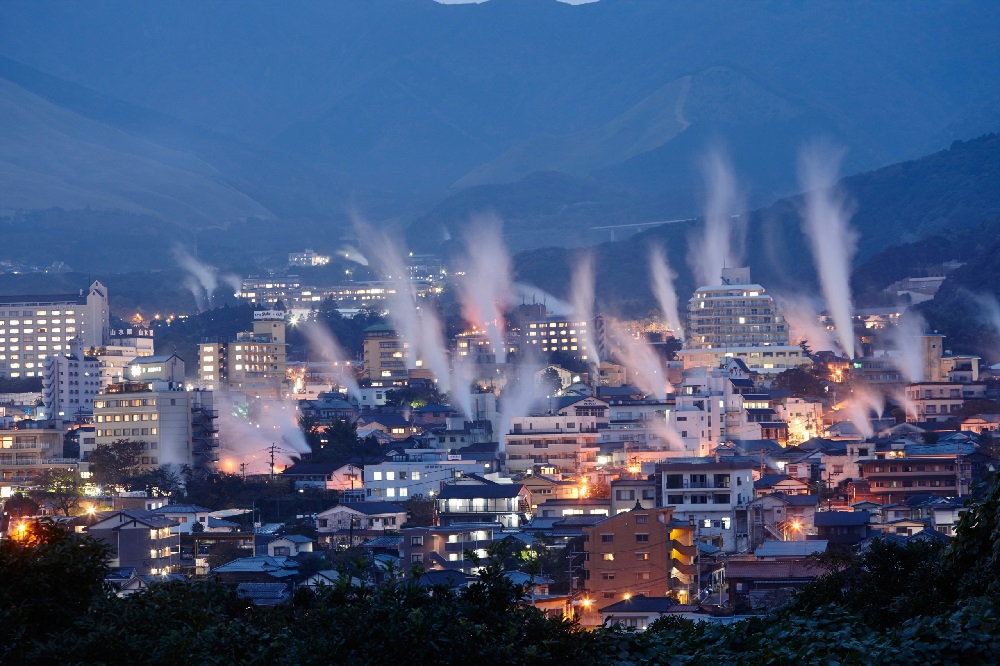 夜の別府の湯けむり