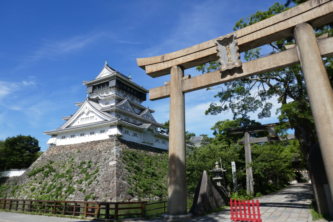 鳥居と小倉城