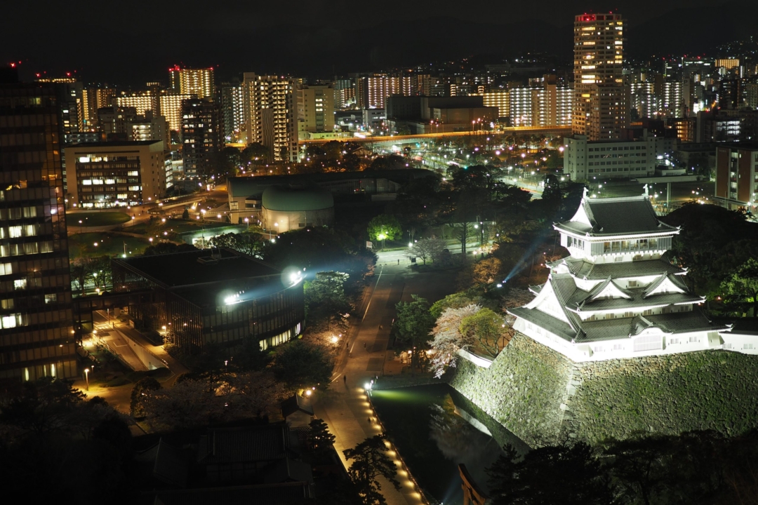 上空から見た小倉城の夜景