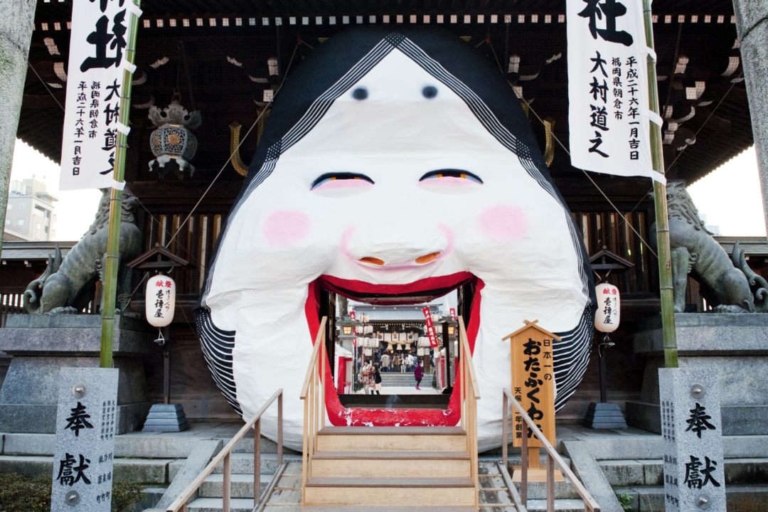 日本一大きなおたふく面が飾られている櫛田神社の節分祭