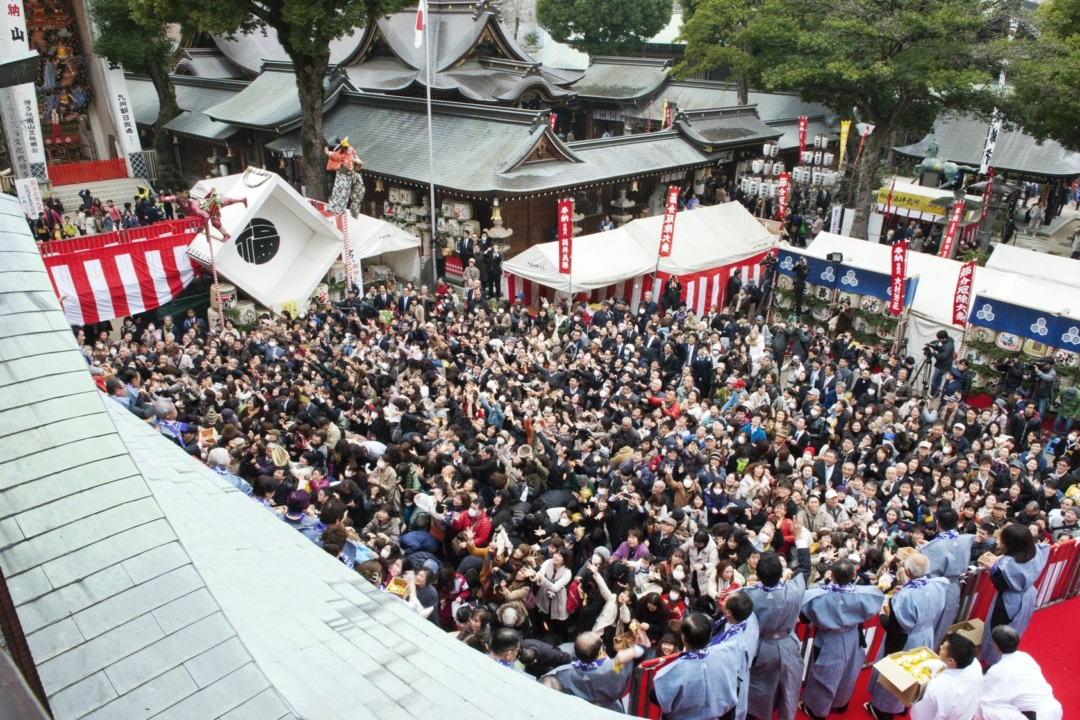 多くの人で賑わう櫛田神社の節分祭