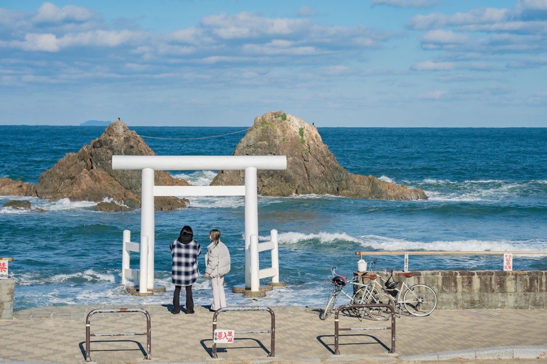 真っ青な海に白い鳥居が映える桜井二見が浦