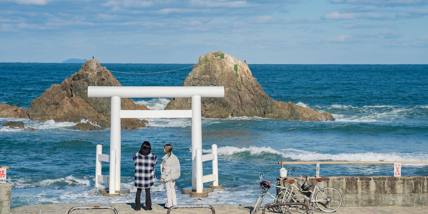 真っ青な海に白い鳥居が映える桜井二見が浦