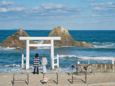 真っ青な海に白い鳥居が映える桜井二見が浦