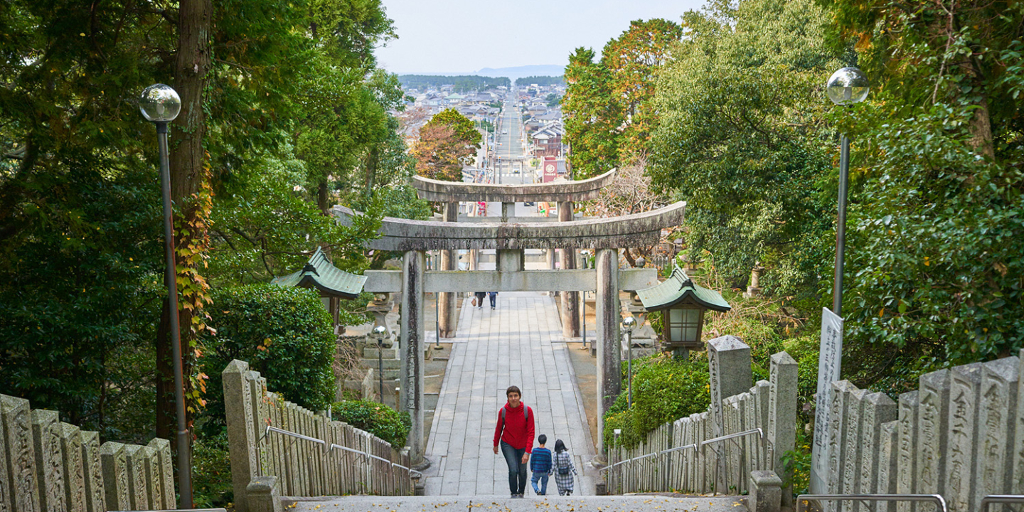 光の道で有名な宮地嶽神社の海まで続く参道