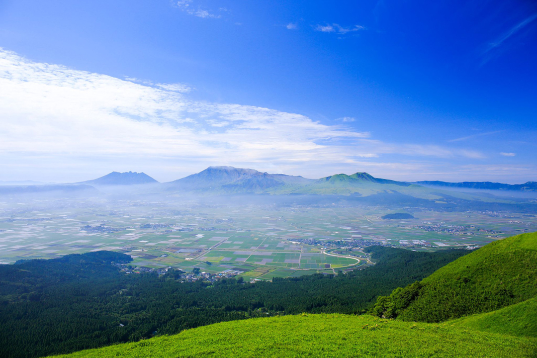 うっすら雲海のかかる大観峰