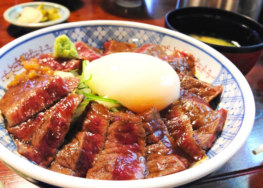 阿蘇の名物「いまきん食堂」のあか牛丼