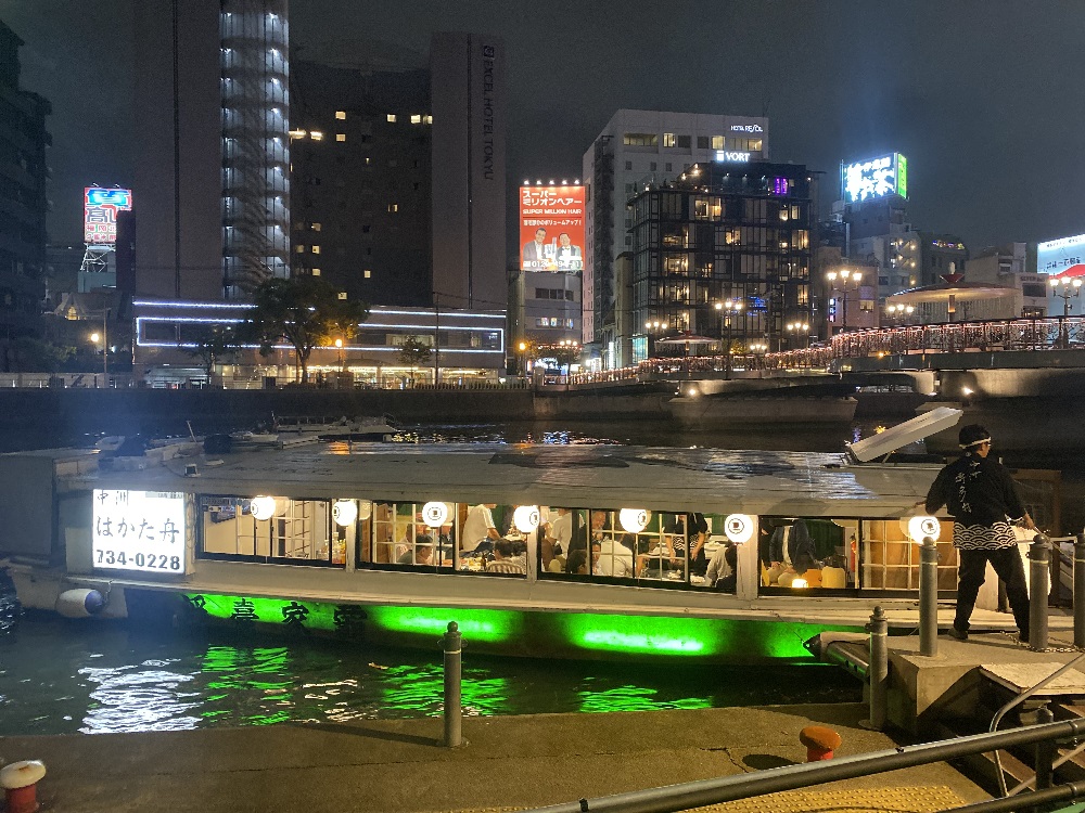 路地裏散策と日本伝統文化の屋形船で夜景観光しながら日本酒の利き酒とちゃんこ鍋体験