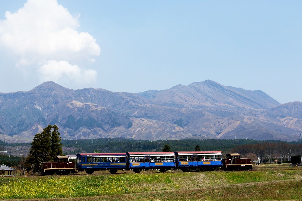 映画のワンシーンのような南阿蘇鉄道のトロッコ列車