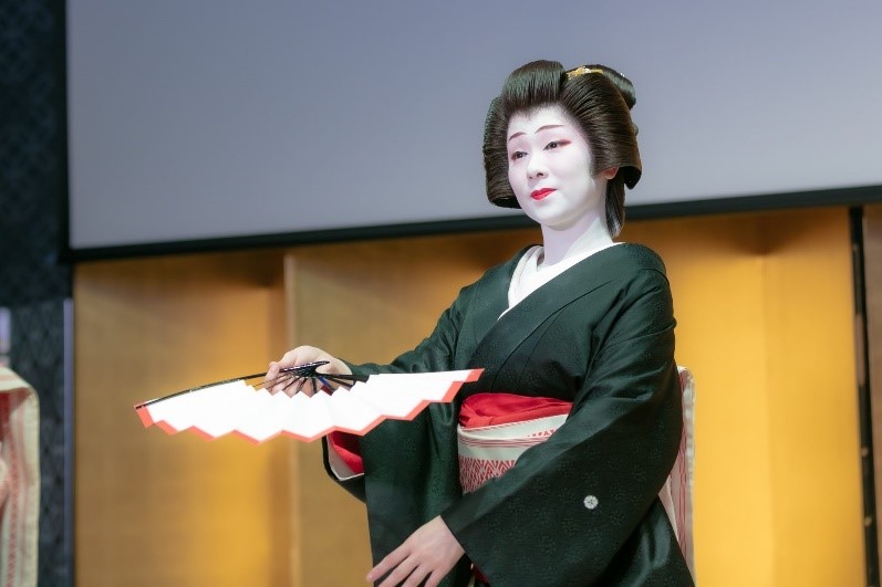 神社参拝と能楽殿での能楽体験+日本茶のふるまいと博多芸者鑑賞（食事つき）