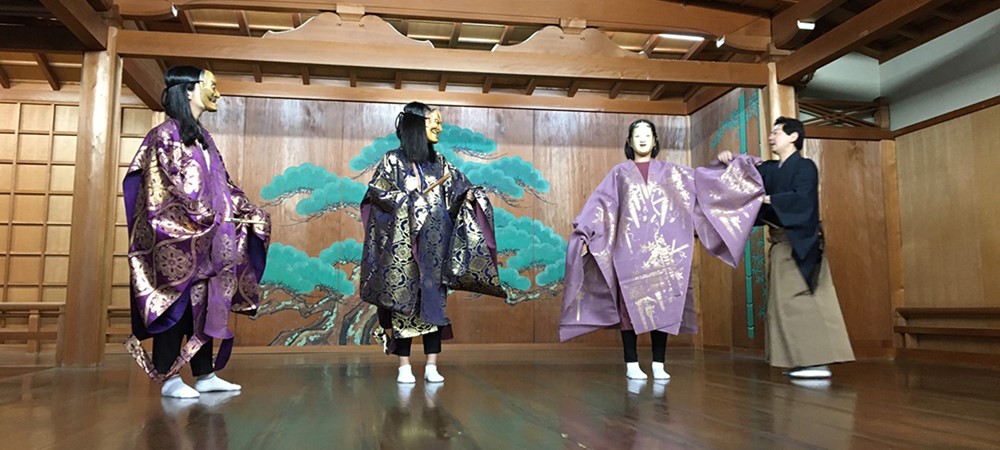 神社参拝と能楽殿での能楽体験+日本茶のふるまいと博多芸者鑑賞（食事つき）