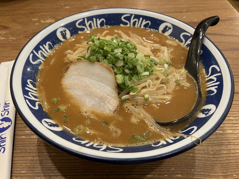 博多ラーメンShinShinのみそとんラーメン