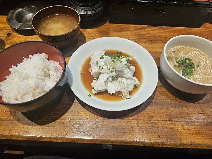 麺やおの食堂の日替わり定食にはとんこつラーメンがついている