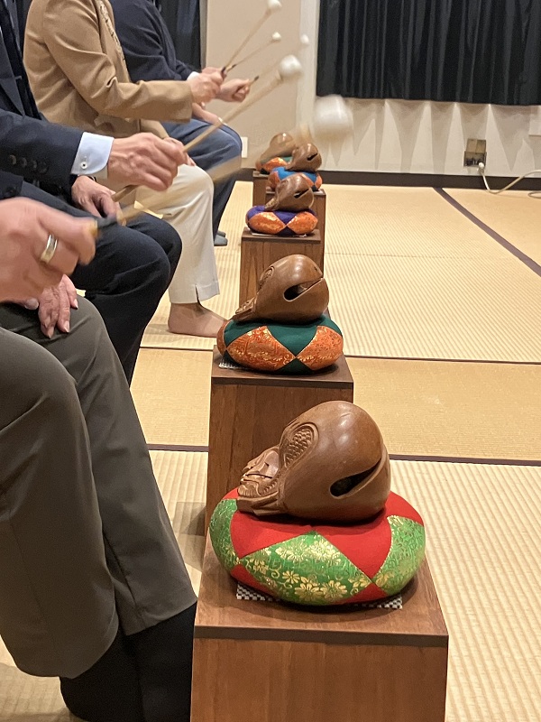 一心に木魚をたたく