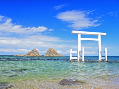 糸島、桜井二見ヶ浦の白い大鳥居