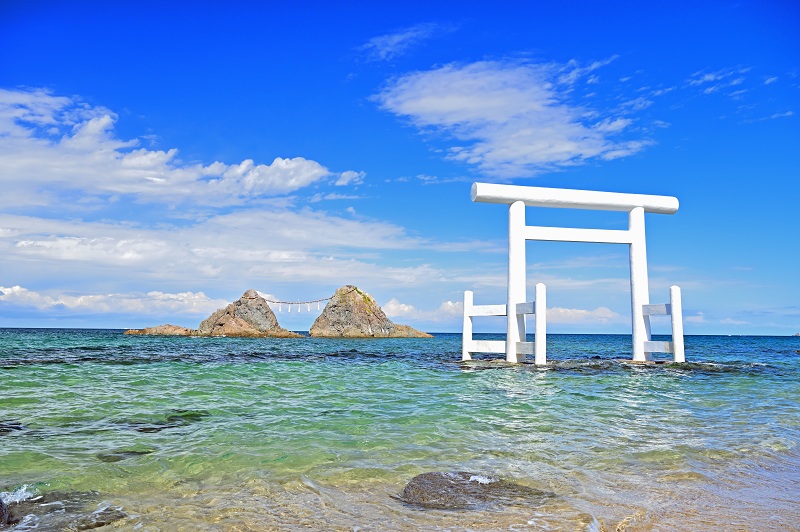 糸島、桜井二見ヶ浦の白い大鳥居