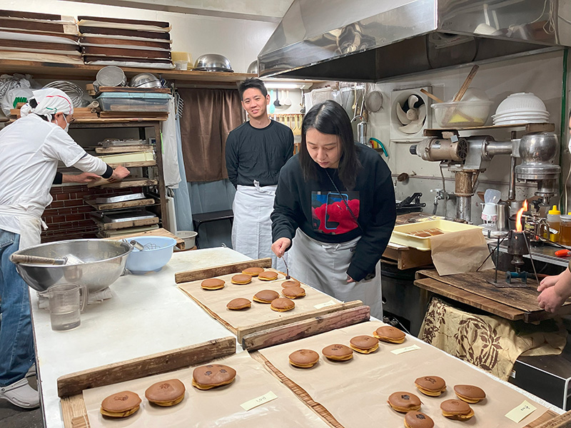 岩本製菓舗でのどら焼きづくり体験