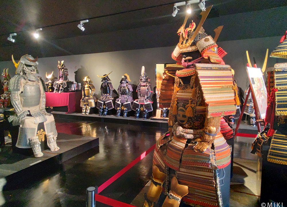 甲冑工房丸武の戦国武将展示館の甲冑群