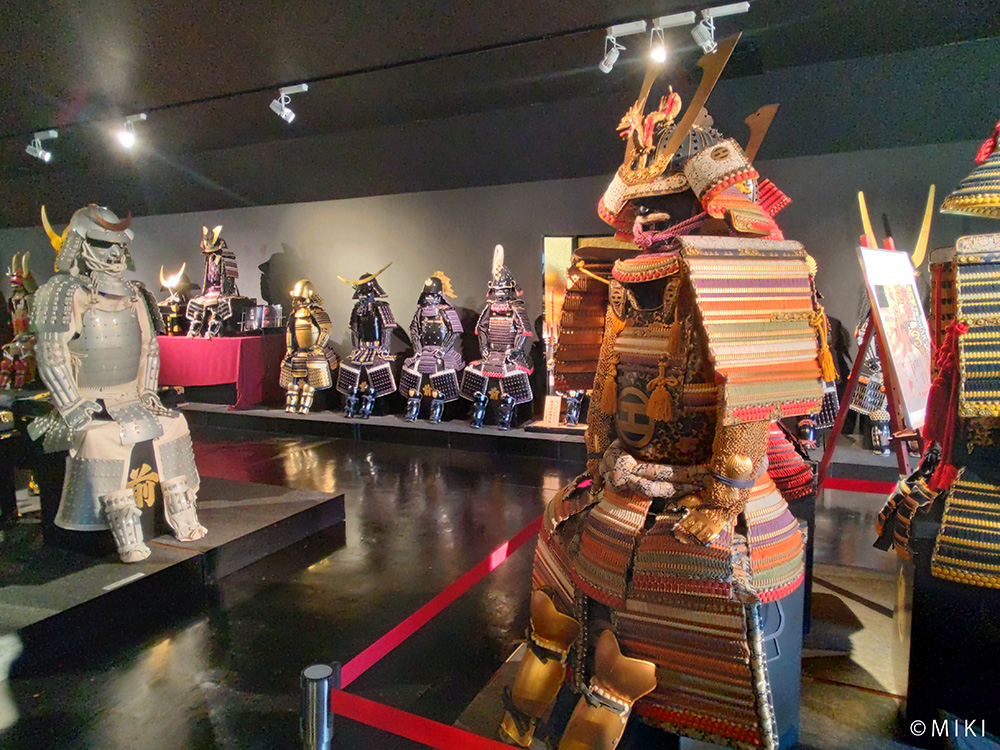 甲冑工房丸武の戦国武将展示館の甲冑群