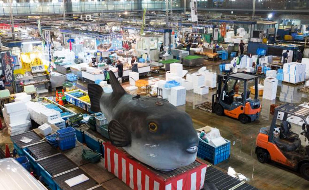 観光客で賑わう唐戸市場