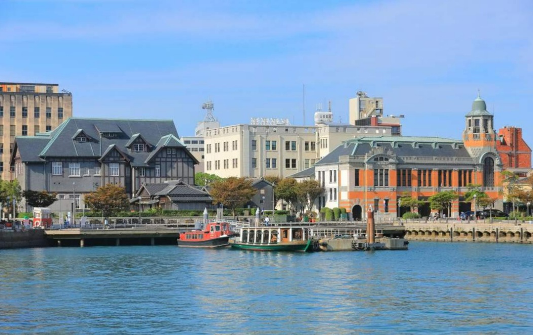 海から見た門司港