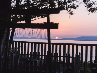 境内から望む朝日