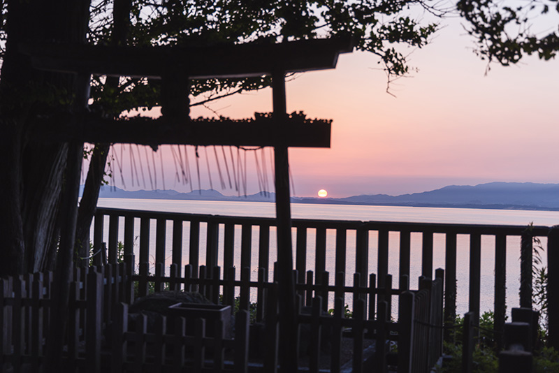 境内から望む朝日